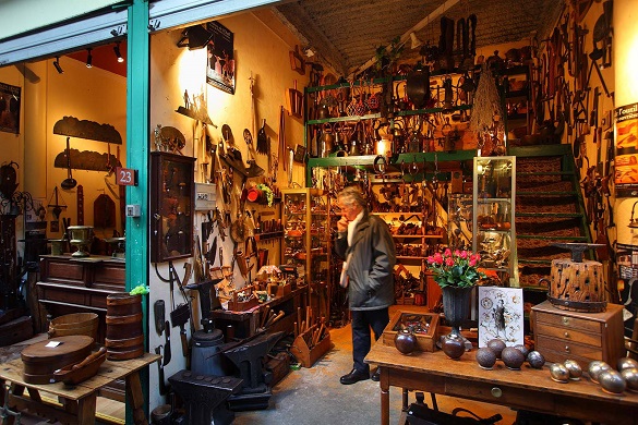 Photo d’un homme dans un marché plein d’antiquités et d’articles pour la maison
