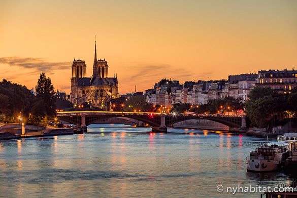 Photo de Notre-Dame et de la Seine au coucher du soleil
