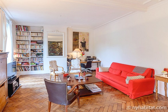 Photo du séjour de l’appartement PA-3306 avec des étagères et un tableau