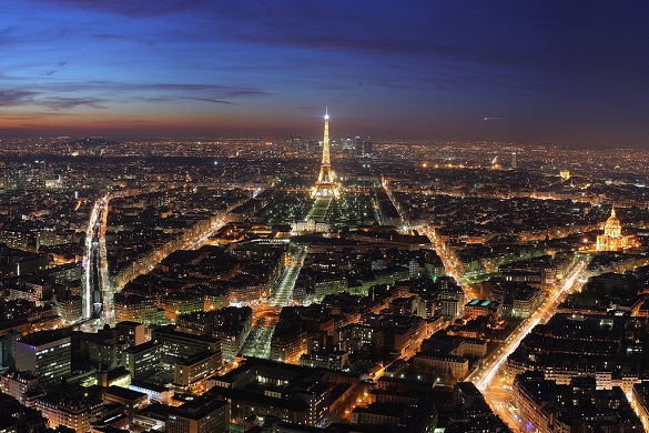 Photo des toits de Paris de nuit depuis la tour Montparnasse avec la tour Eiffel en arrière-plan