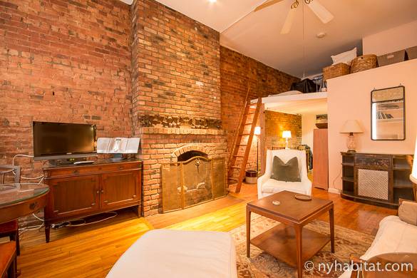 Photo du mur en briques apparentes, de la cheminée et de la chambre en mezzanine de l’appartement NY-12100 à Chelsea