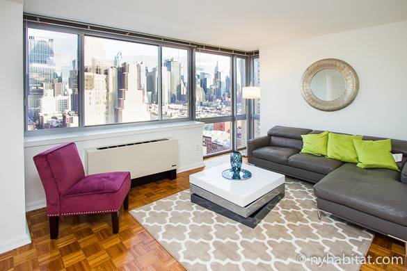 Photo du salon de l’appartement NY-16173 à Midtown West avec la vue de la skyline depuis la fenêtre