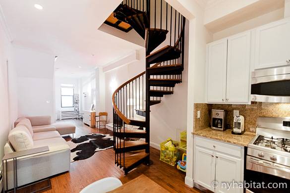Photo d'un escalier en colimaçon entre le salon et la cuisine du triplex NY-17189 à Harlem