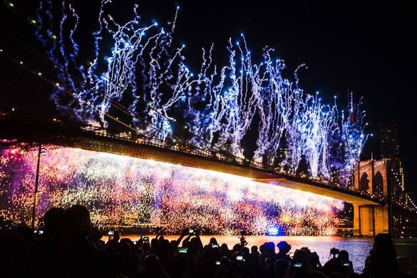 photo du feu d’artifice au-dessus du pont de Brooklyn.
