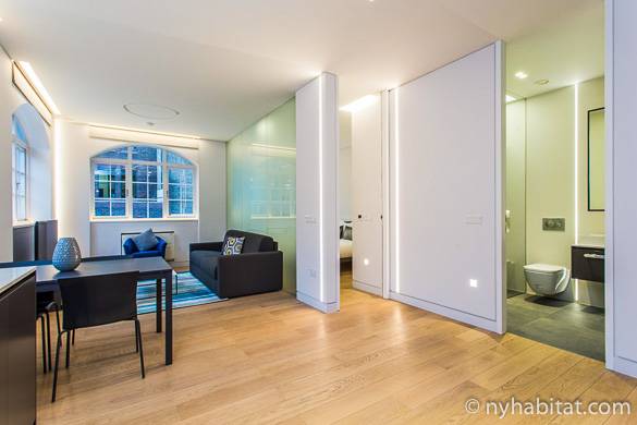 Photo du séjour moderne de l’appartement meublé LN-1879 à Camden Town