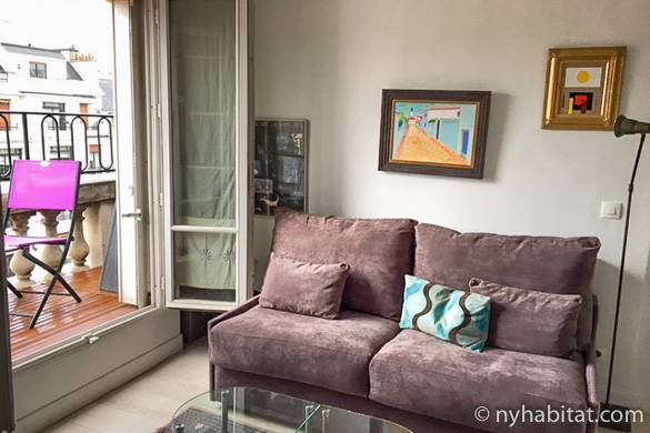Photo du séjour de l’appartement PA-3979 à Ternes avec un espace détente sur le balcon