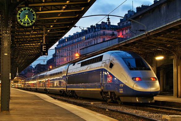 Photo d’un train de la SNCF dans une gare parisienne
