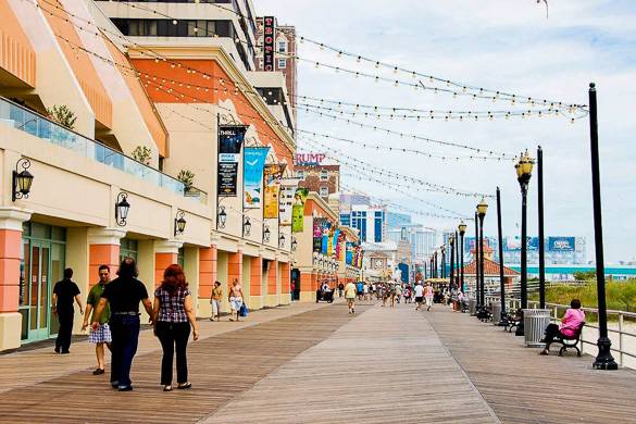 Photo de promeneurs sur la promenade d’Atlantic City bordée de casinos et d’hôtels
