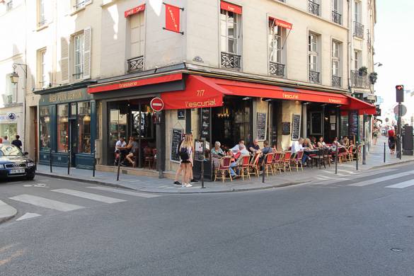 Photo de personnes profitant de la fraîcheur d’automne à la table d’un café