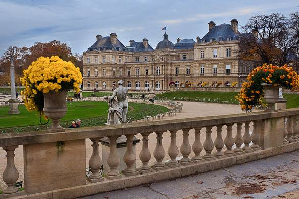 Photo du jardin du Luxembourg avec des sculptures au premier plan