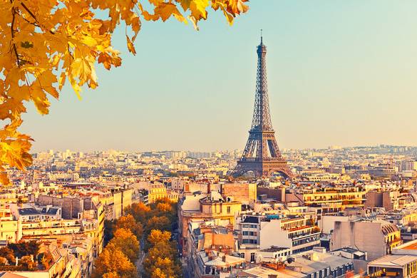Photo du feuillage d’automne et de la skyline parisienne avec la tour Eiffel
