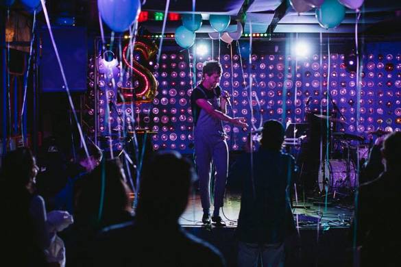 Photo de chanteur sur scène au Baby's All Right, qui propose un restaurant et une salle de concert
