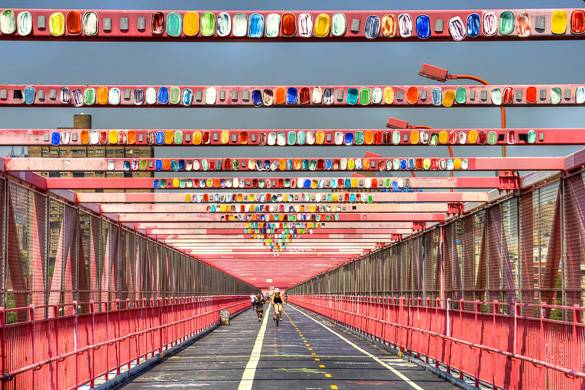 Photo du pont de Williamsburg arborant des œuvres artistiques sur ses poutres