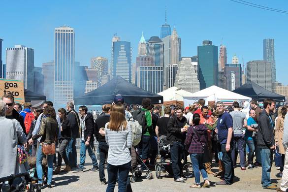 Photo de marchands à Smorgasburg sur les quais de Brooklyn