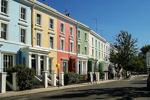 Photo de maisons en rangée de couleur pastel dans le quartier de Notting Hill de Londres