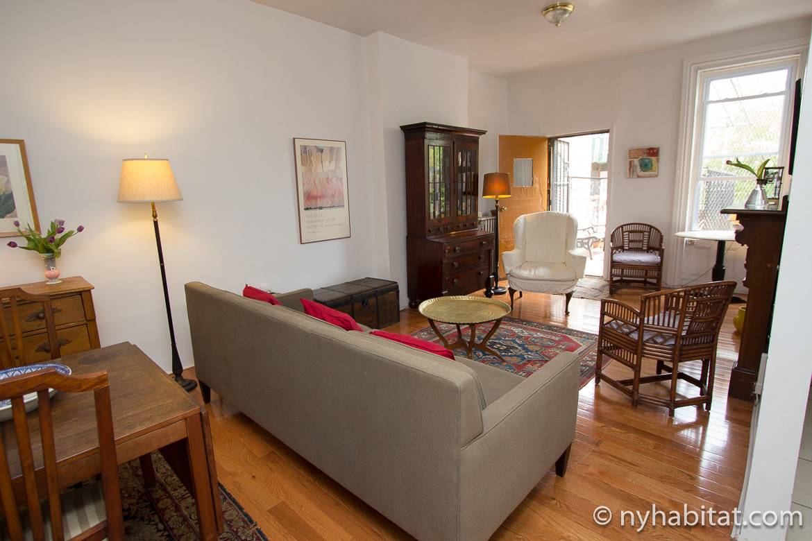 Photo du salon de l’appartement NY-16194 donnant sur un balcon