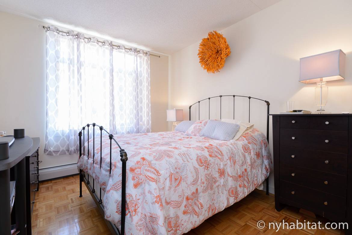 Photo d'une chambre à louer dans l'appartement NY-16163 avec un lit Queen size, une grande fenêtre et une commode