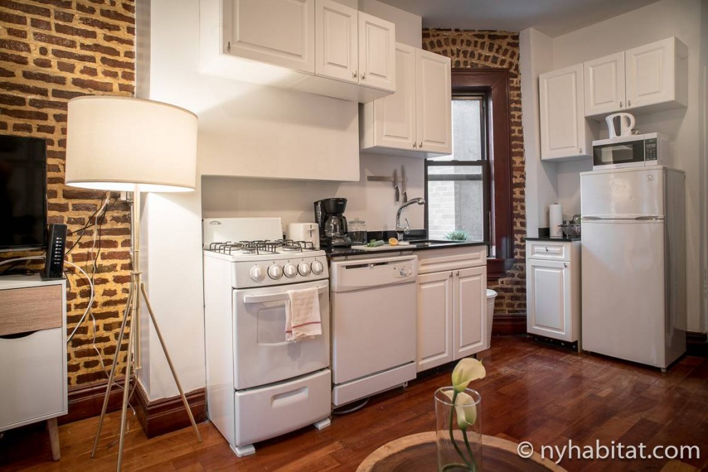 Photo de la cuisine de l’appartement NY-17254 dotée de murs en brique apparente