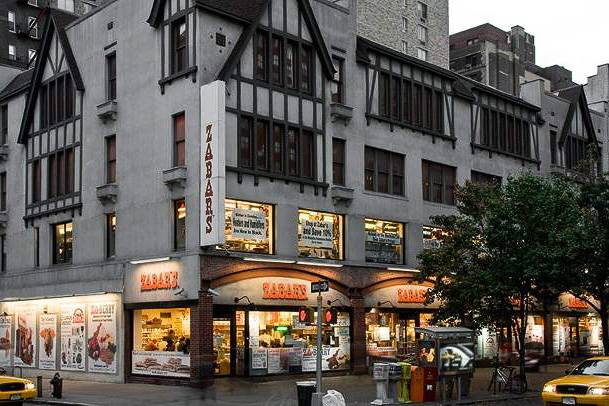Photo de la devanture de Zabar's au coin d'une rue dans l'Upper West Side