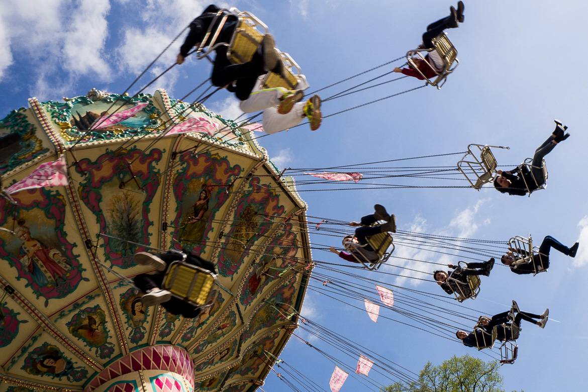 Photo d’une fête foraine avec des manèges à Paris