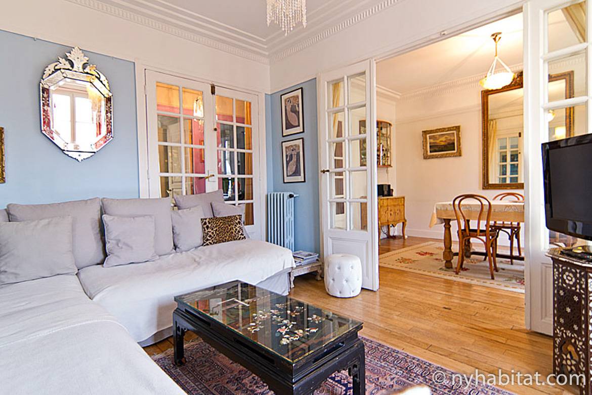 Photo du salon de l’appartement PA-4631 avec des lustres et des murs couleur bleu pastel