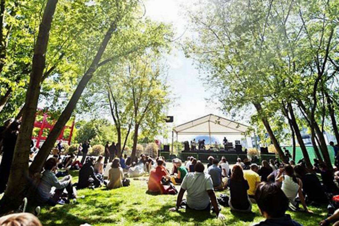 Photo d’un festival de musique en plein air dans un parc à Paris