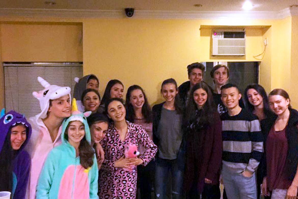 Photo d’un groupe de jeunes résidents rassemblés dans une des parties communes de l’immeuble