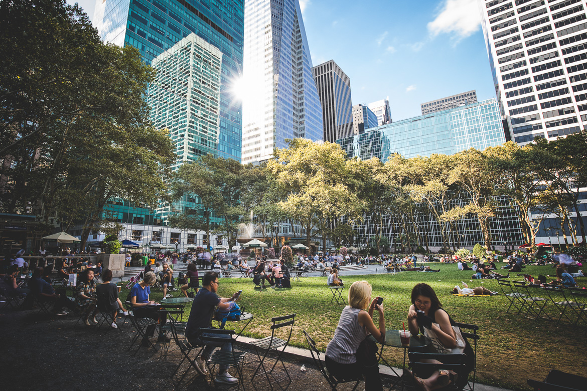Photo de personnes assises en plein air dans Bryant Park