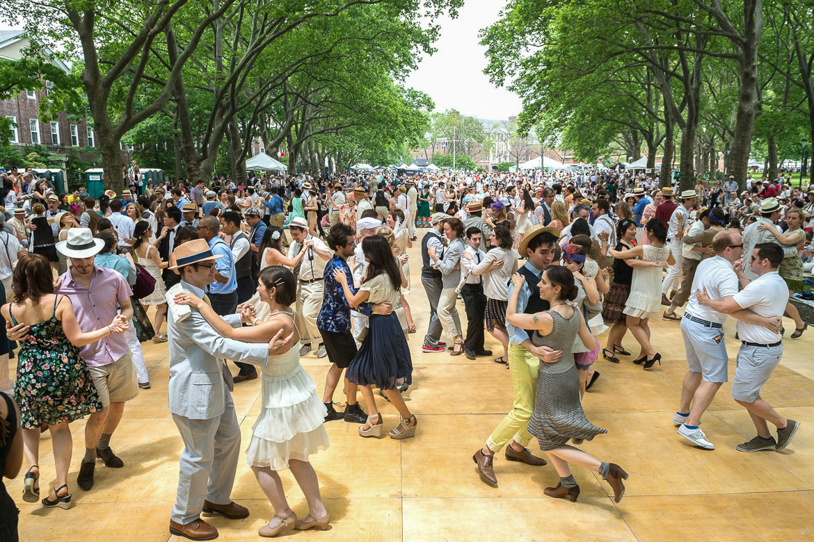 Photo de danseurs en tenue des années 20 à la Jazz Age Lawn Party sur Governor’s Island