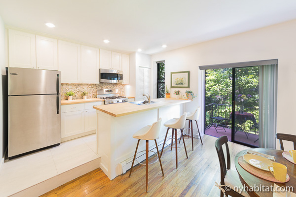 Photo de la cuisine de l’appartement NY-15837 avec un bar et un balcon, à Boerum Hill, dans Brooklyn