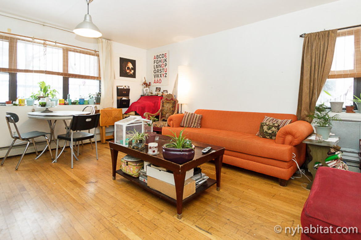 Photo du canapé orange de l’appartement NY-17120, une colocation à l’atmosphère bohème