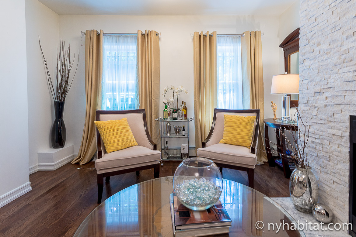 Photo du petit salon de l’appartement NY-17228 avec deux fauteuils jaunes à Clinton Hill, dans Brooklyn