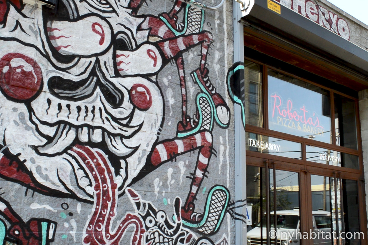 Photo d’un mur de graffiti à côté de la devanture du Roberta’s Pizza