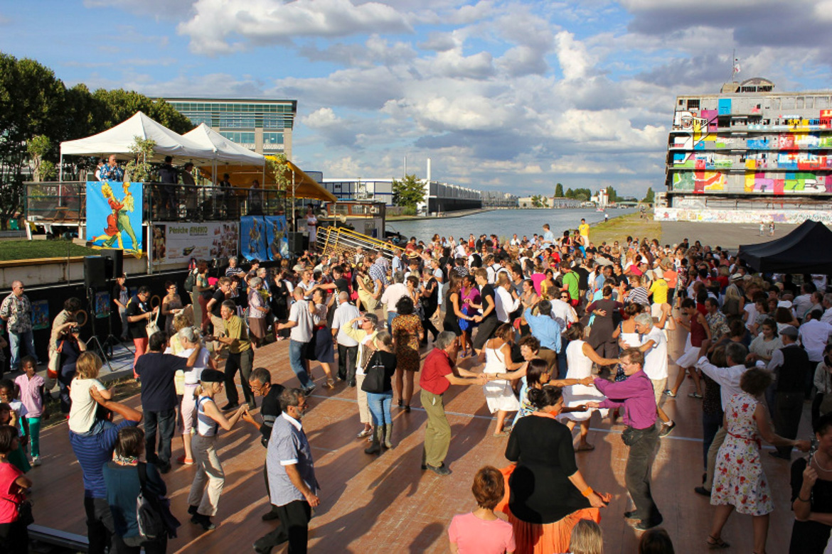 Photo de personnes dansant le long du canal de l’Ourcq
