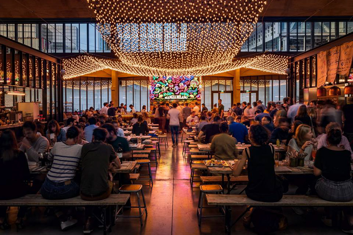 Photos de clients dînant sous les guirlandes lumineuses du restaurant la Felicità