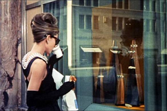Photographie de Audrey Hepburn en tant que Holly Golightly dans la scène d’ouverture de Breakfast at Tiffany’s