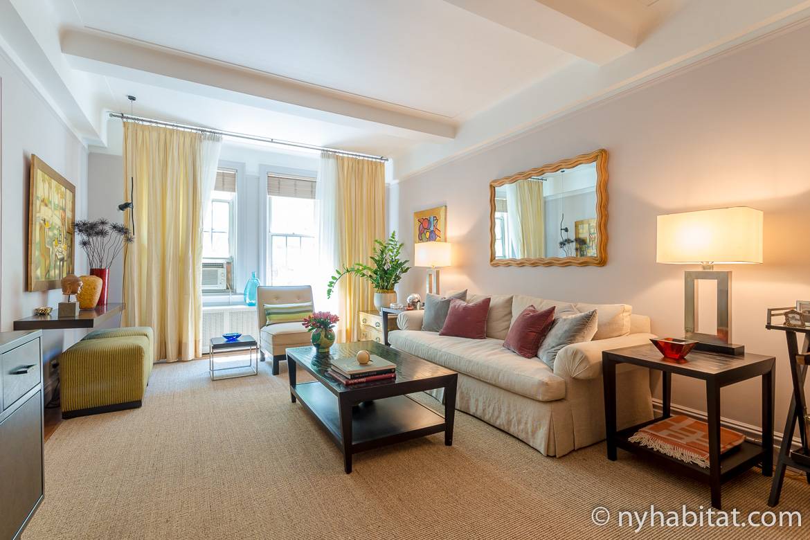 Photographie du salon avec son canapé blanc et sa table basse dans l’appartement NY-15765