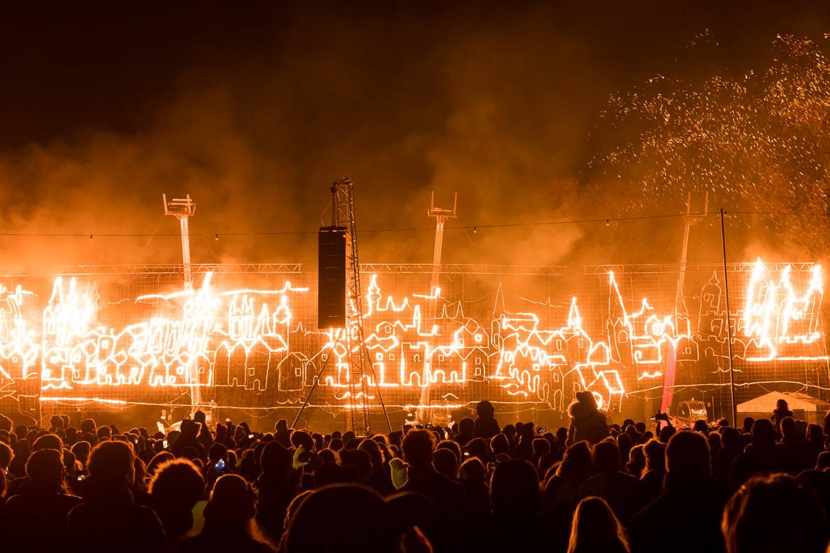 Photo de la Cité de Londres esquissée en lumière au cours de la Bonfire Night
