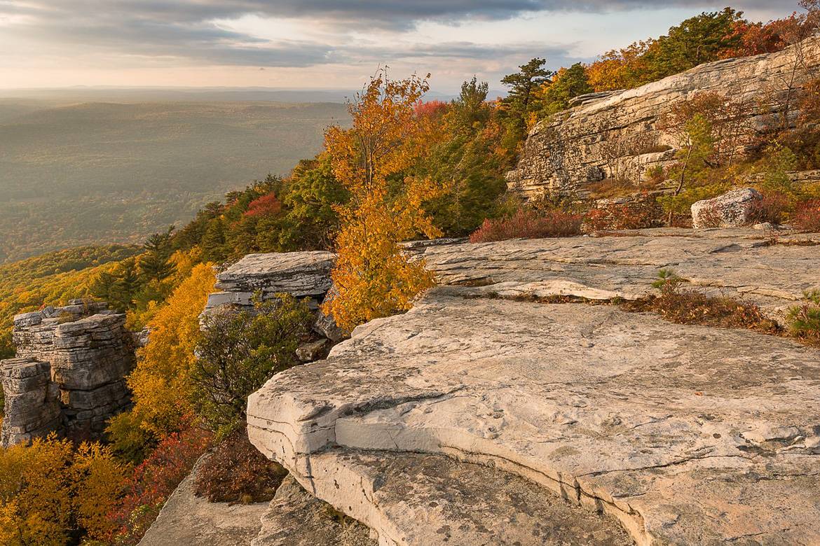 Photo d’un rocher au sein des montagnes Shawangunk à l’automne.