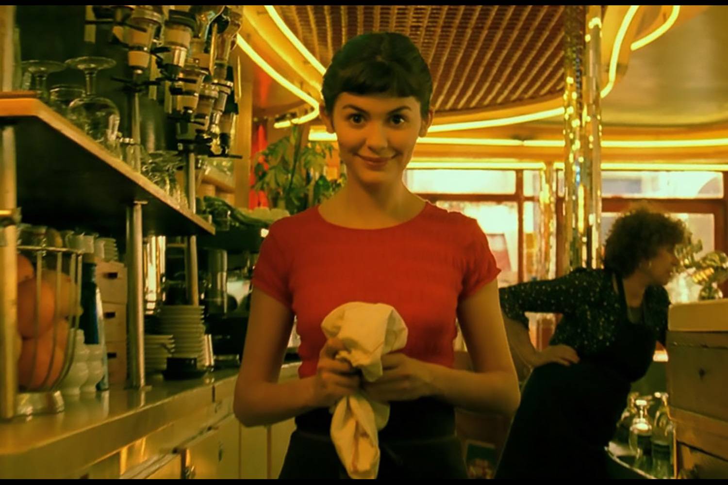 Photo de l’actrice Audrey Tatou au Café des deux Moulins dans le film le Fabuleux Destin d’Amélie Poulain.