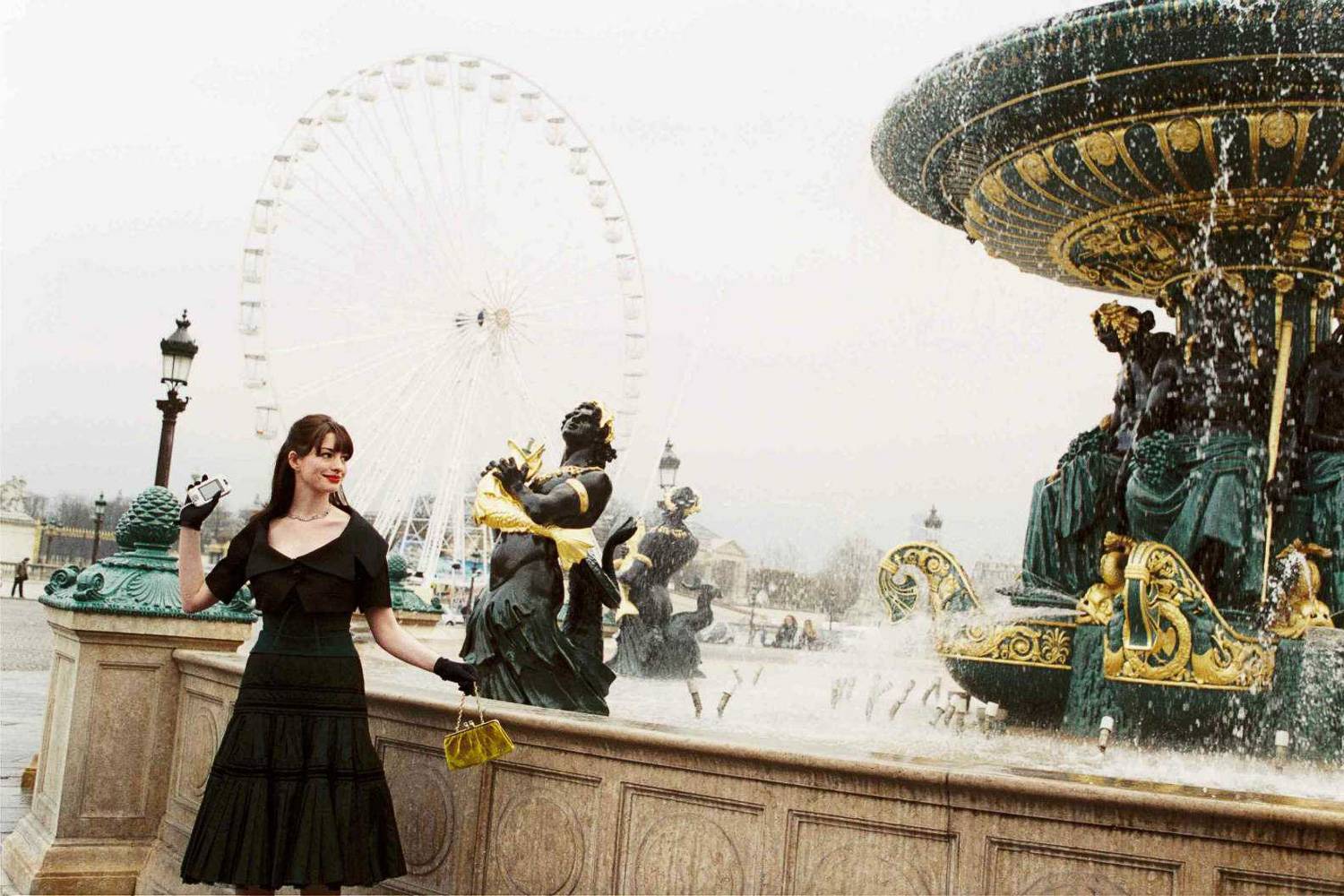 Photo de l’actrice Anne Hathaway dans une scène du Diable s’habille en Prada près de la fontaine de la place de la Concorde.