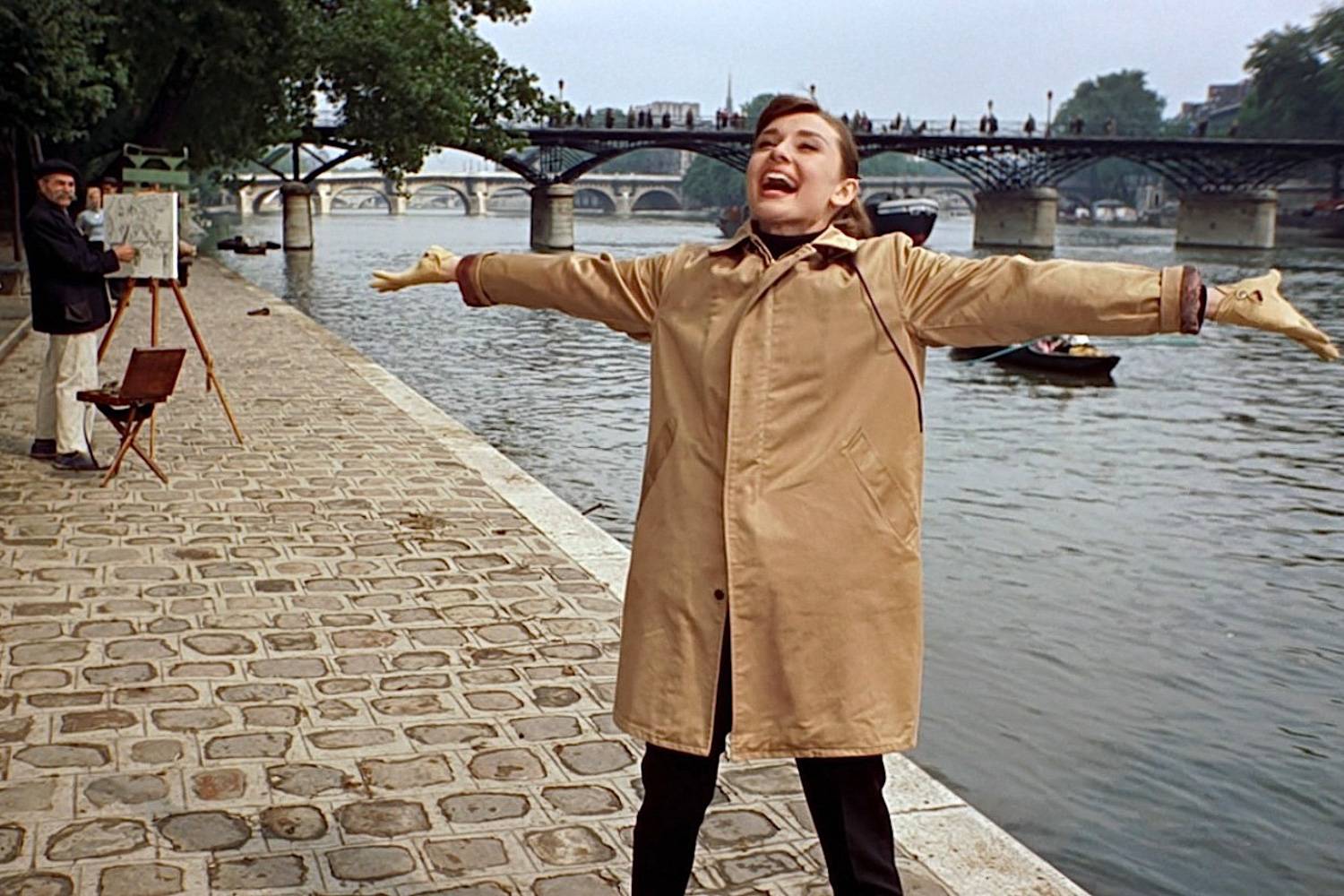 Photo d’Audrey Hepburn qui chante sur les rives de la Seine dans le film Drôle de frimousse.