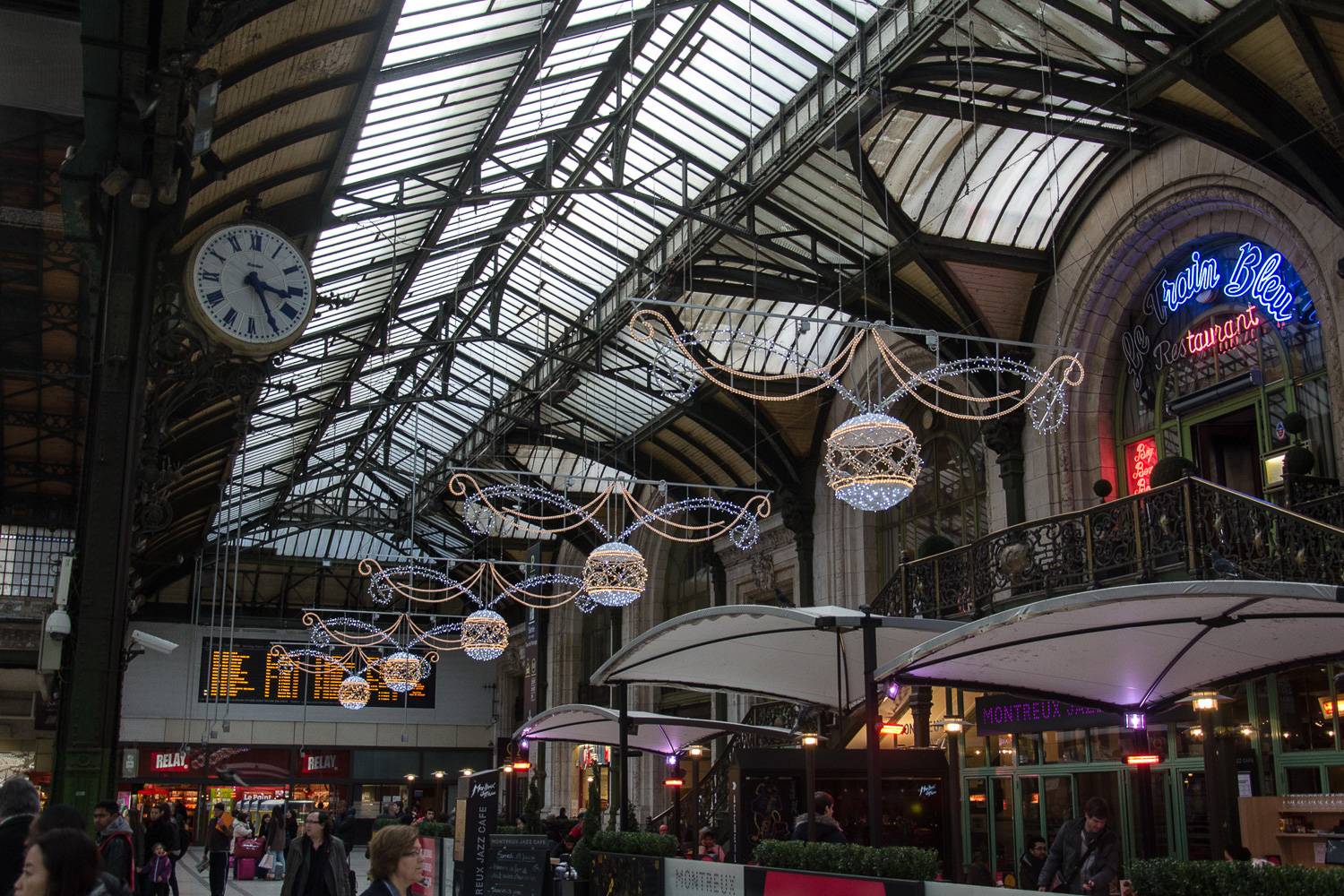 Photo de la Gare de Lyon, décorée de lumières.
