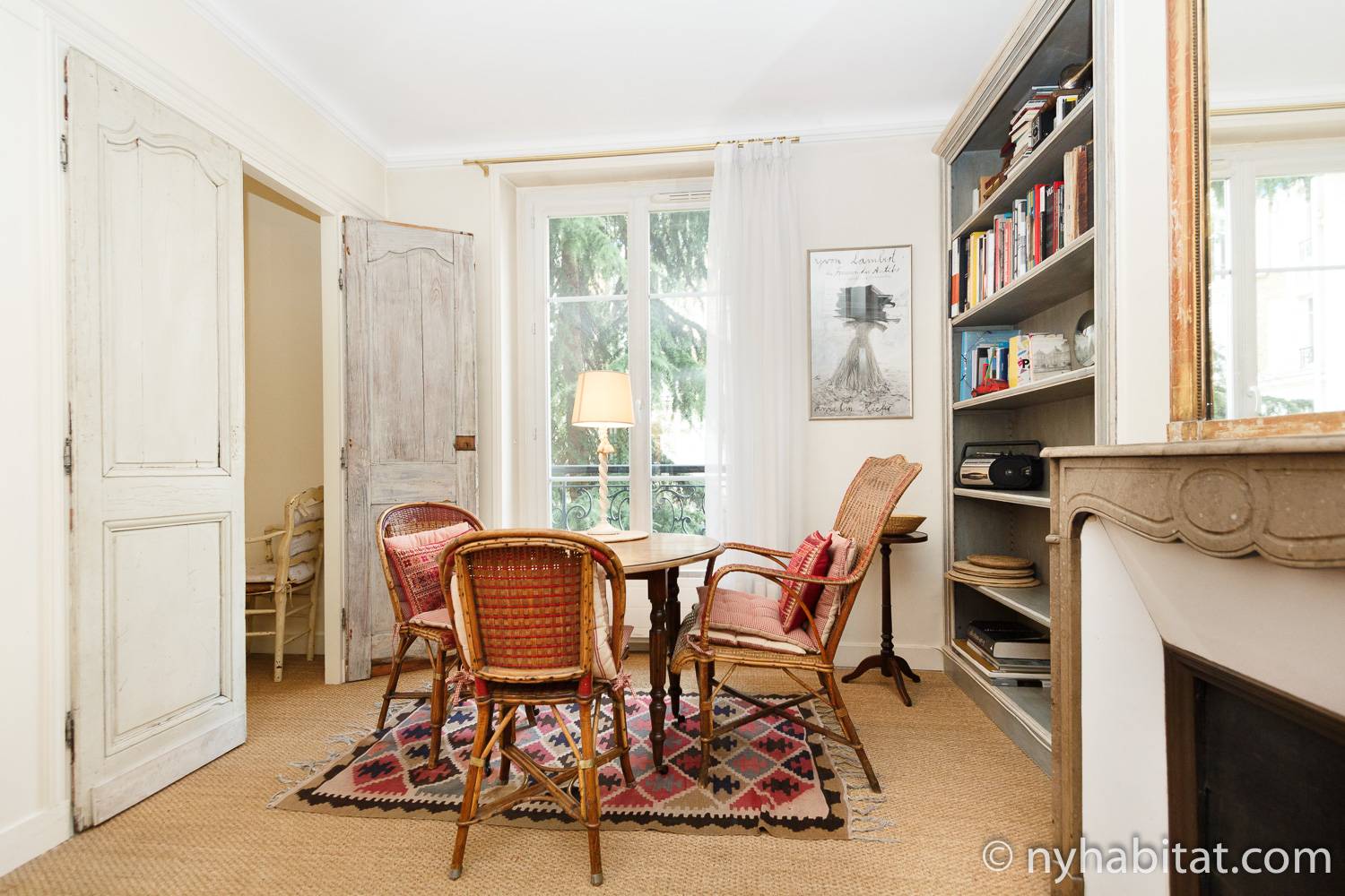 Photo de la salle à manger de l’appartement PA-2141 avec une table, des chaises et une fenêtre.