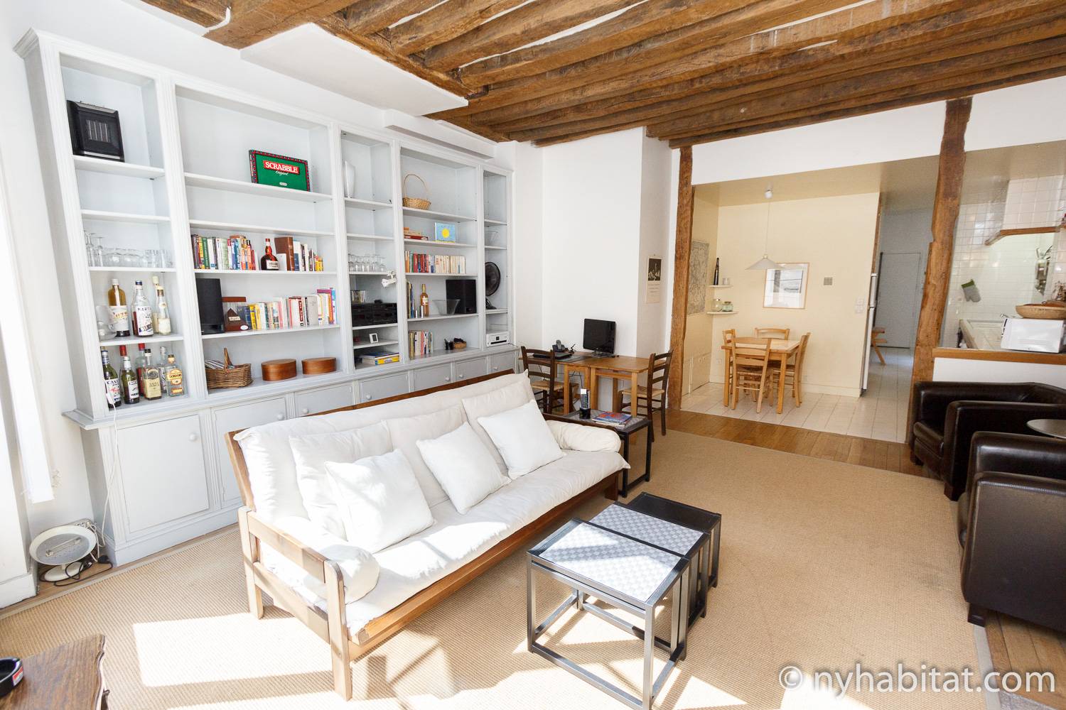 Photo du salon de l’appartement PA-3155 avec un canapé blanc et des étagères.