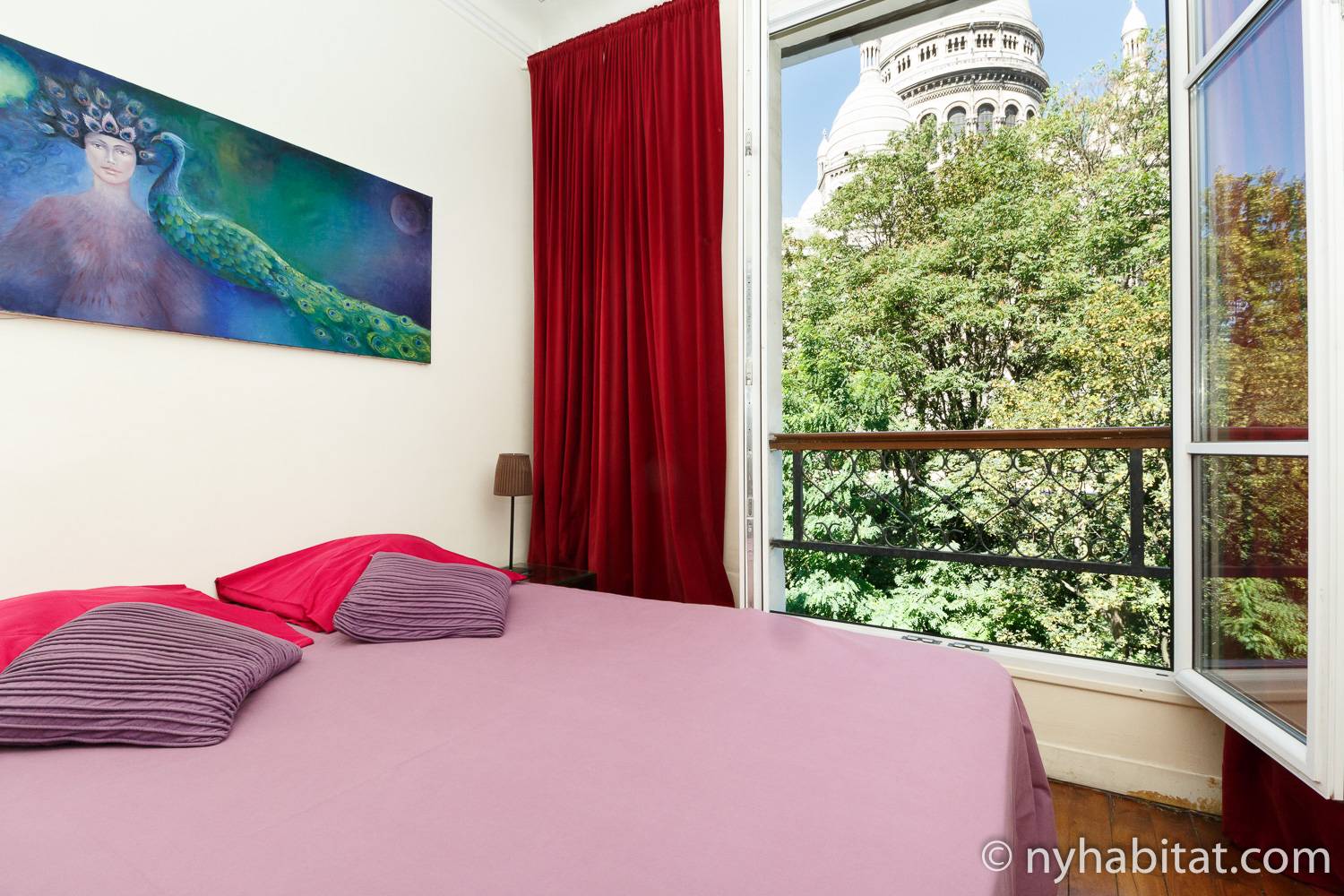 Photo de la chambre de l’appartement PA-3863 avec un lit double et de grandes portes-fenêtres.
