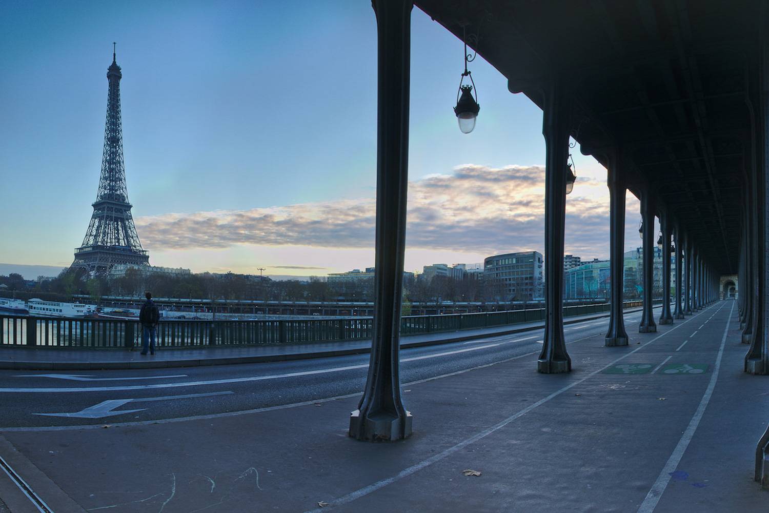 Photo du pont de Bir-Hakeim à Paris au coucher de soleil.