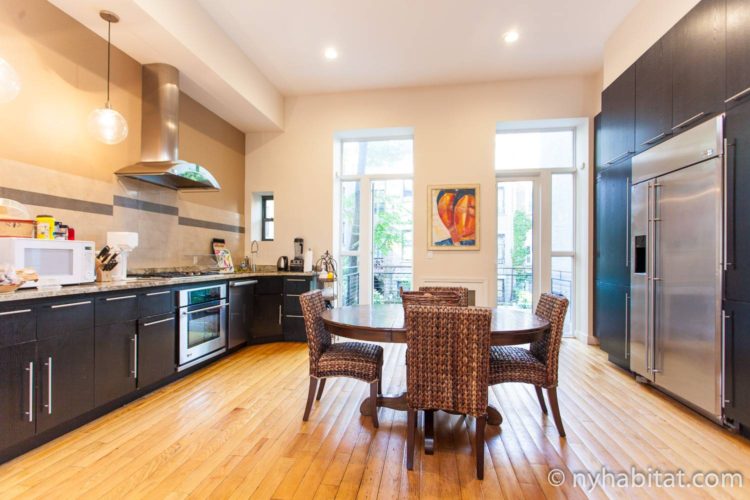 Photo de la cuisine de l’appartement NY-15383 avec une table à manger et des chaises.