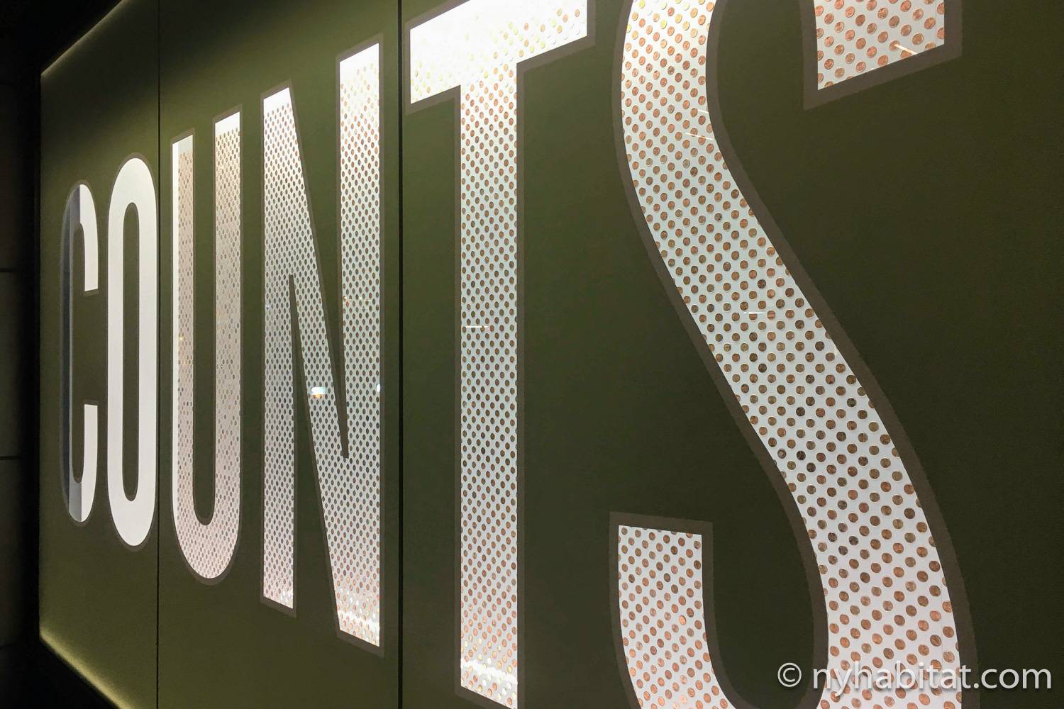 Photo de la vitrine 2018 de Barneys New York, remplie de centimes.