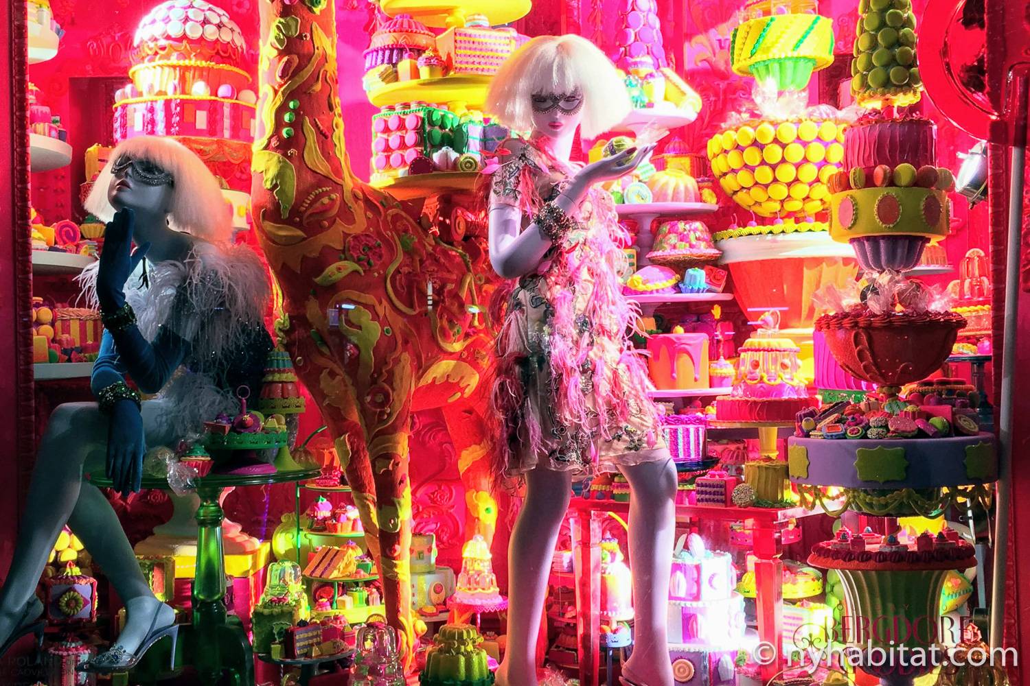 Photo de la vitrine 2018 de Bergdorf Goodman sur le thème des macarons.